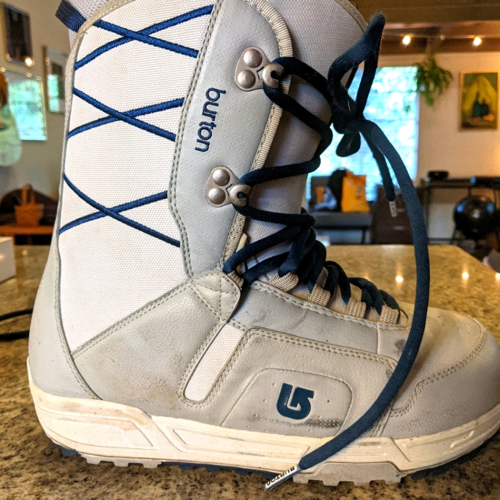 Burton Moto Snowboard Boots Women's size 9